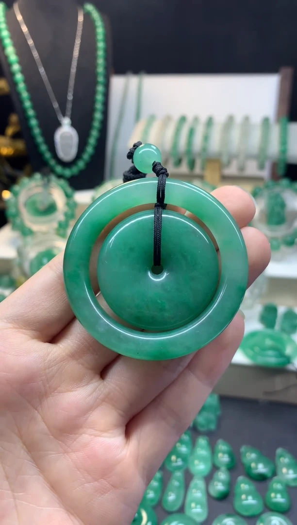 吊坠(不含链)未镶嵌石英质玉（非洲翠）满绿子母扣