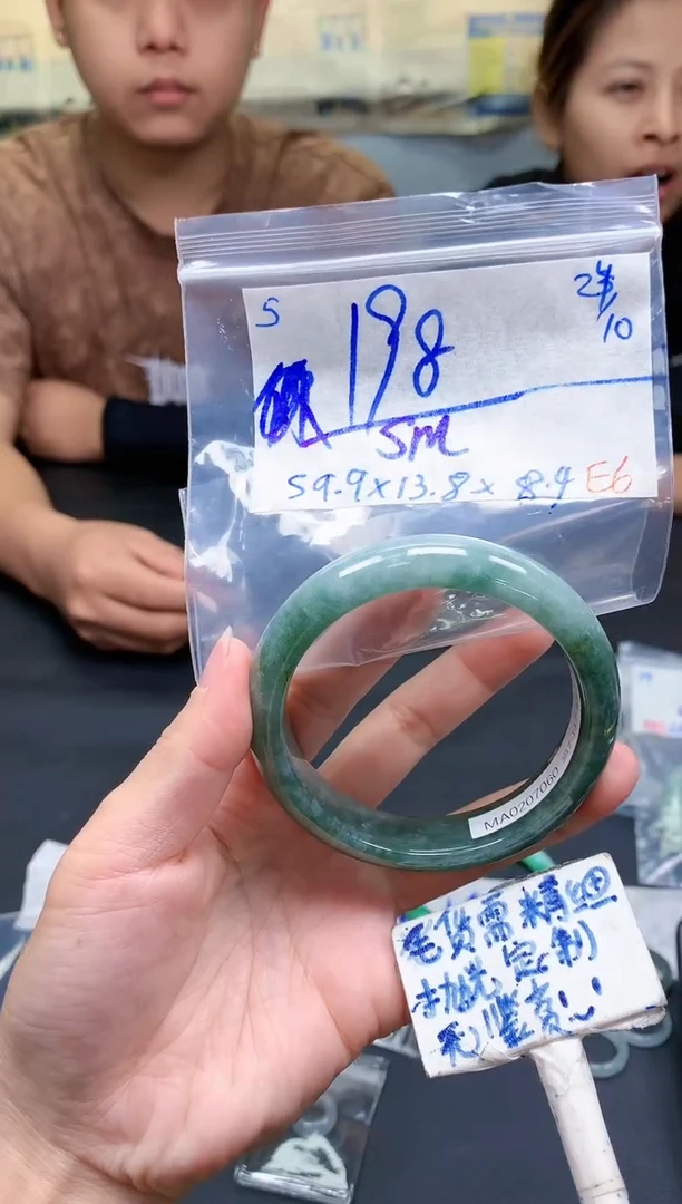 未镶嵌定制翡翠S***e5毛货需精细抛光手镯拍一发一