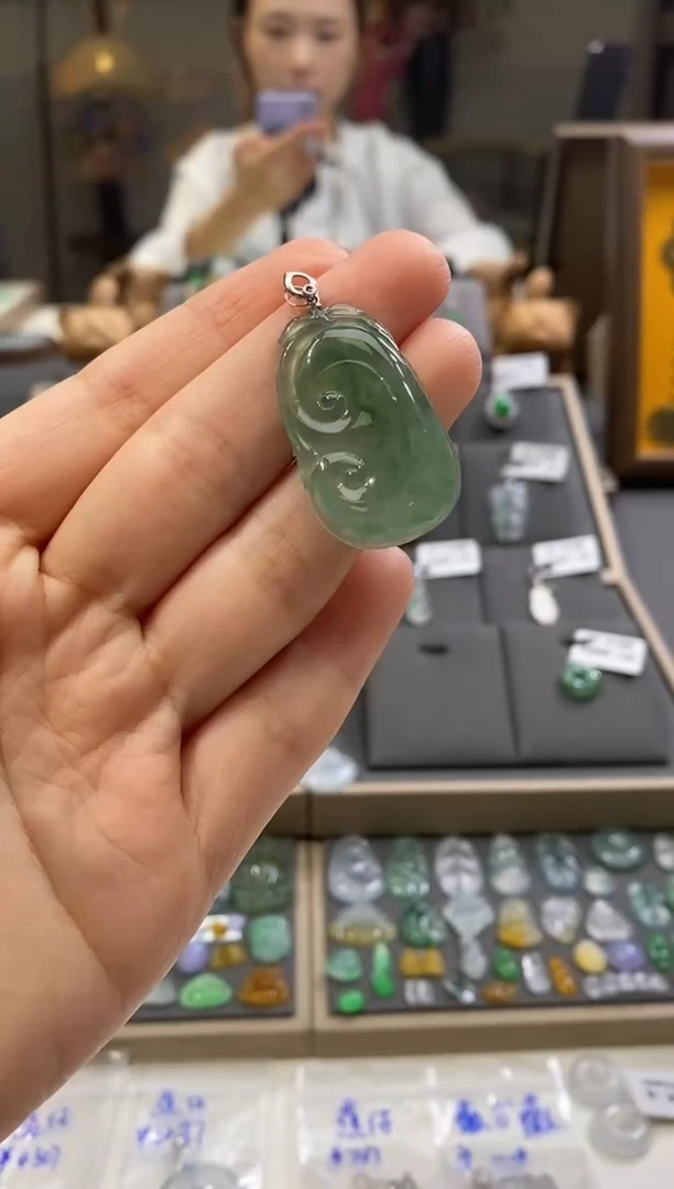 颈饰18K金镶嵌翡翠如意