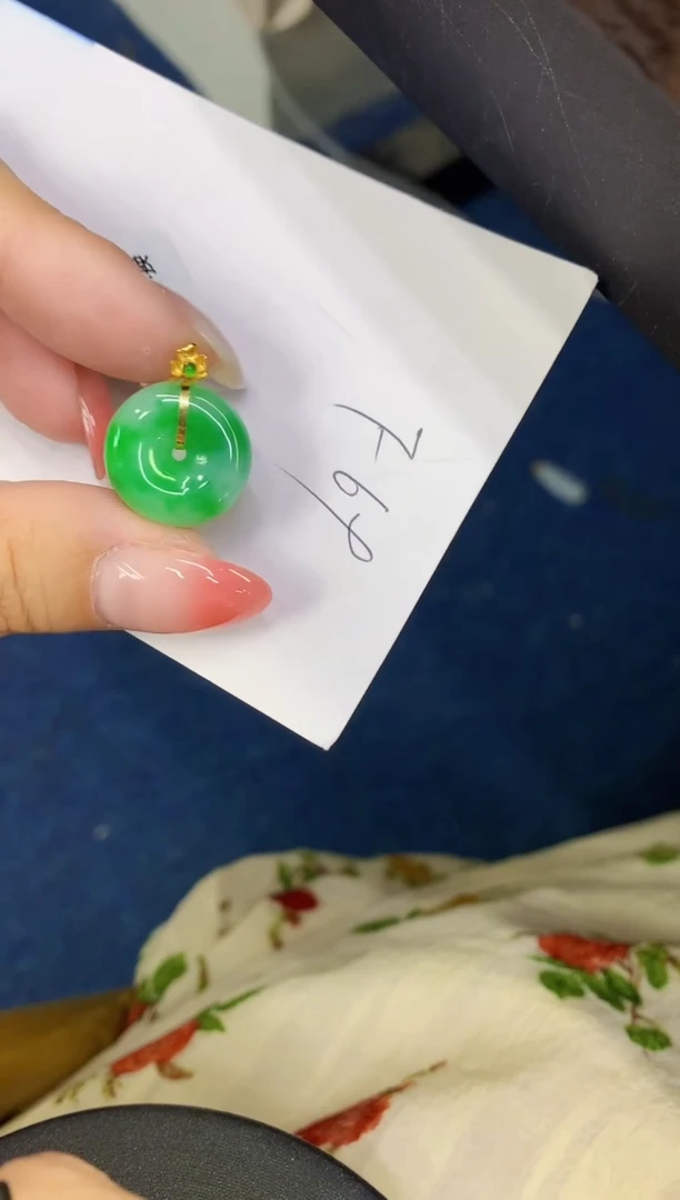 翡翠18K金镶嵌颈饰缅甸天然翡翠A货