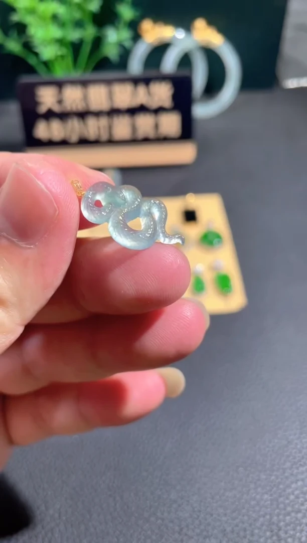 翡翠18K金镶嵌颈饰翡翠