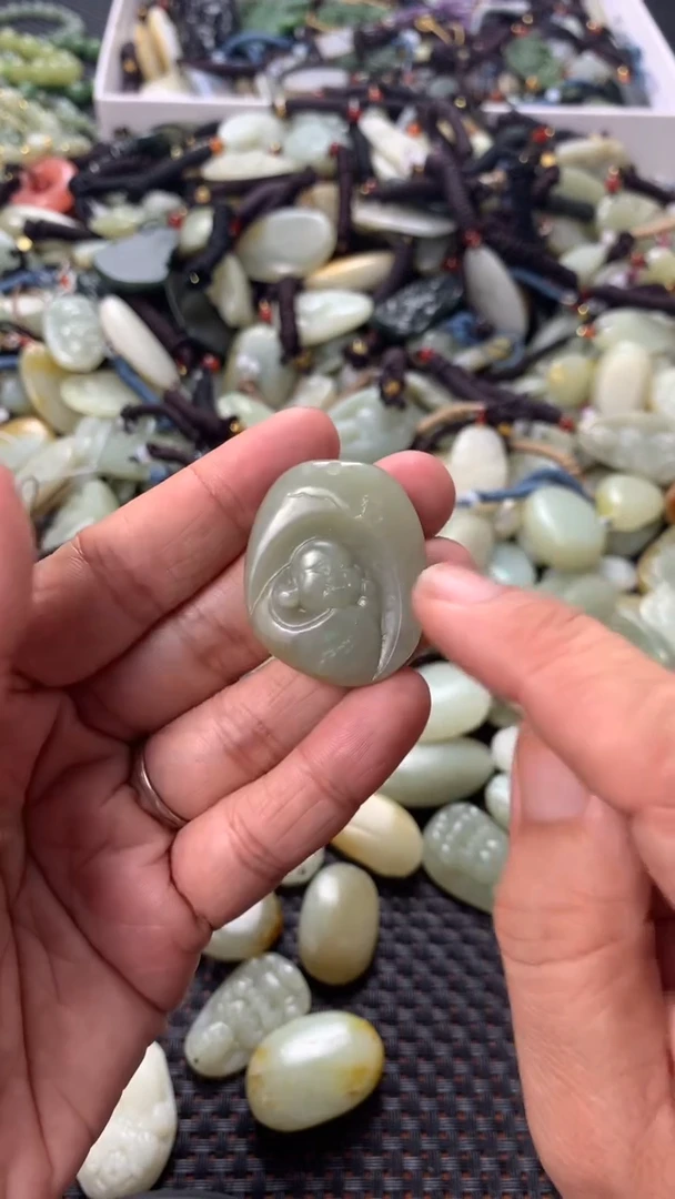 和田玉未镶嵌颈饰（多样性发一件）没有证书有瑕