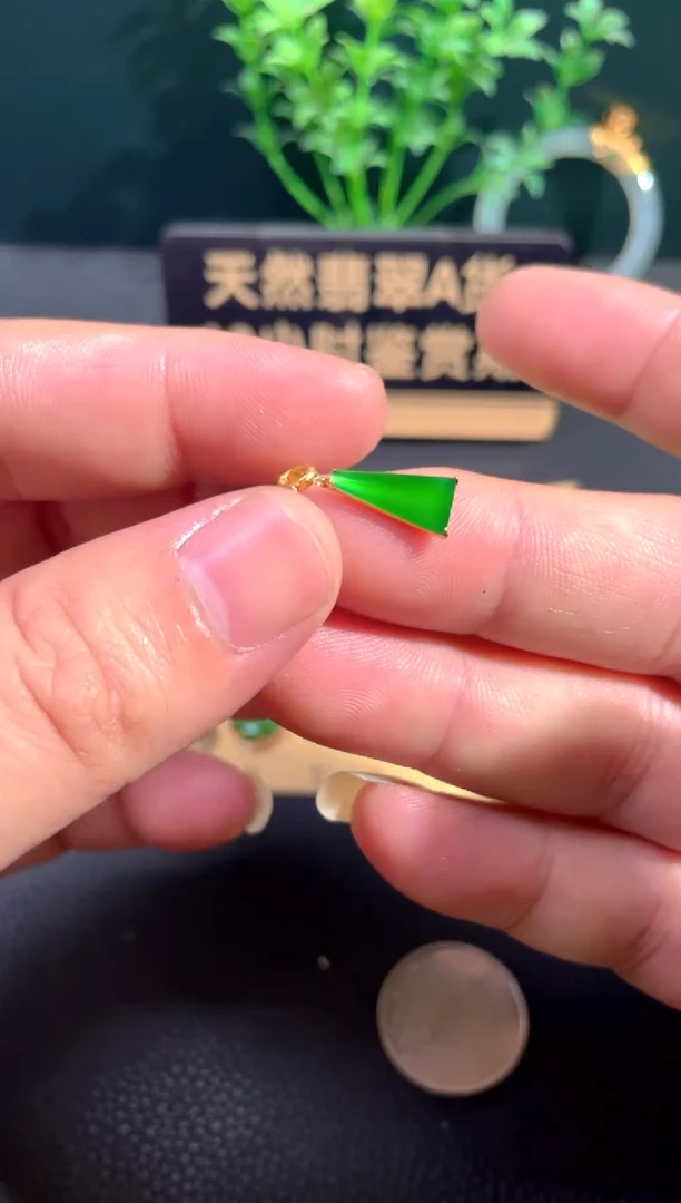 颈饰18K金镶嵌翡翠翡翠