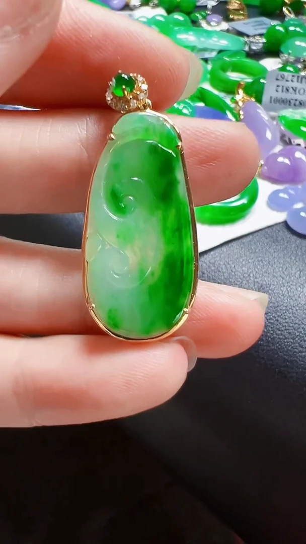 颈饰18K金镶嵌翡翠如意