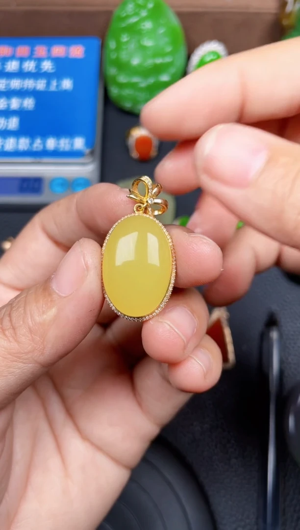 颈饰18K金镶嵌和田玉F820