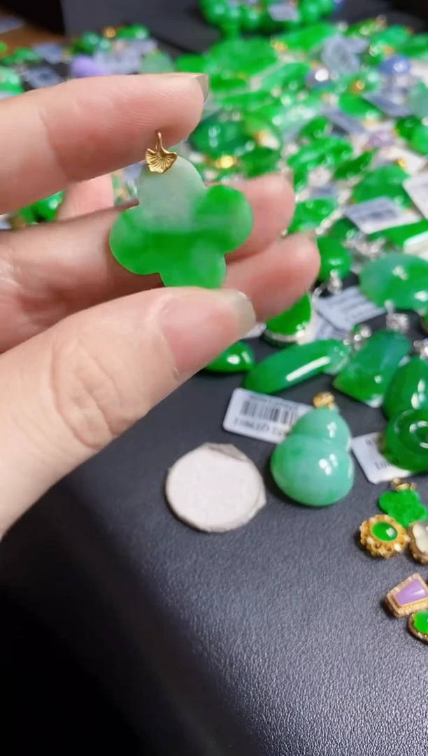 翡翠18K金镶嵌颈饰四叶草