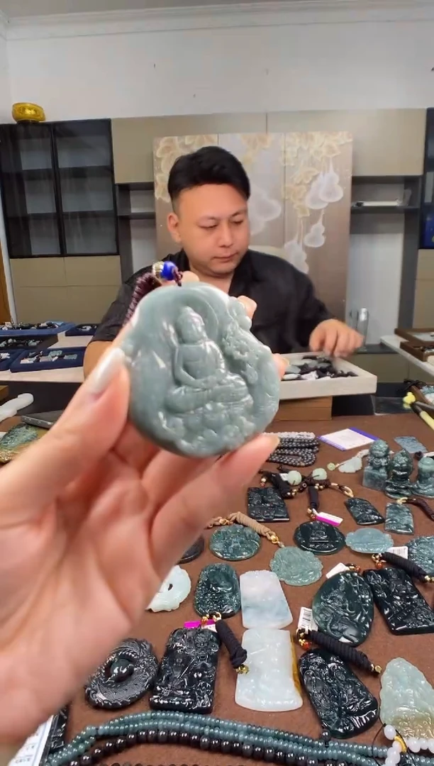 颈饰未镶嵌翡翠 多样性发其一