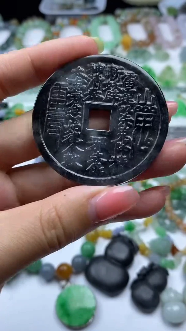 翡翠挂件未镶嵌翡翠