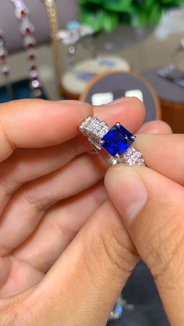 戒指蓝宝石18K金镶嵌1.65CT