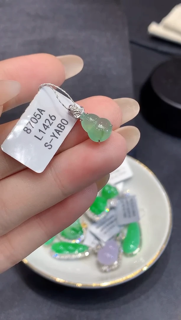 吊坠(不含链)18K金镶嵌翡翠多样性发其一