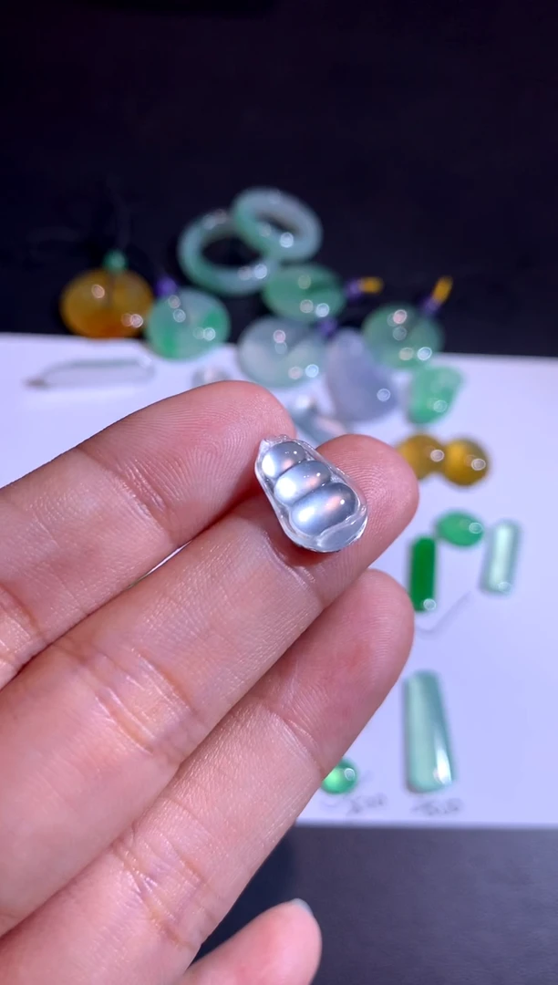 颈饰未镶嵌翡翠豆子