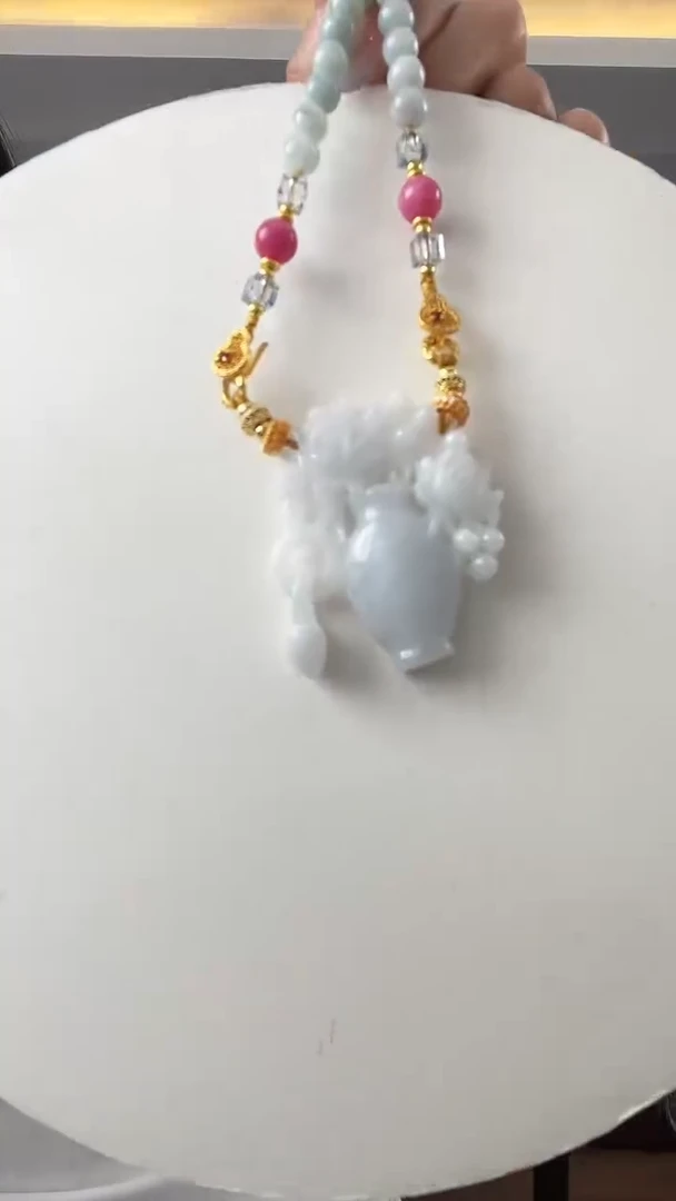 翡翠未镶嵌颈饰花瓶