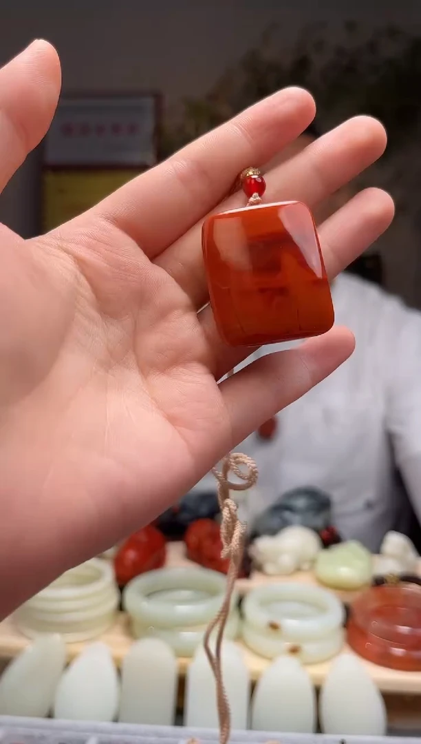 颈饰未镶嵌南红玛瑙吊坠