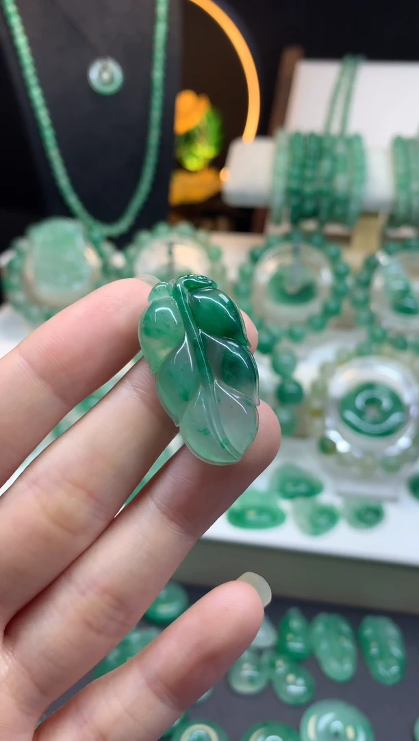 吊坠(不含链)未镶嵌石英质玉（非洲翠）金枝玉叶放漏