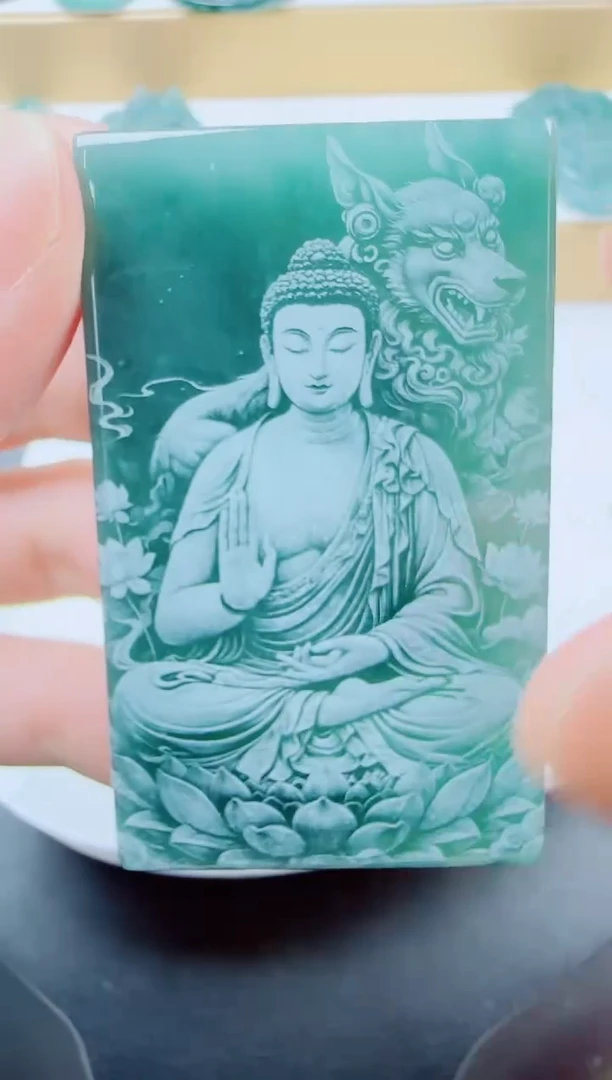 翡翠未镶嵌颈饰狗本命佛