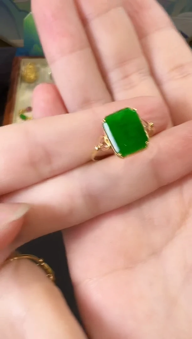 翡翠戒指18K金镶嵌戒指