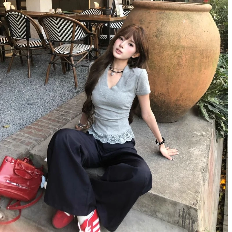 甜辣妹V领短袖t恤女垫肩夏季新款显瘦拼接蕾丝边短款收腰正肩上衣