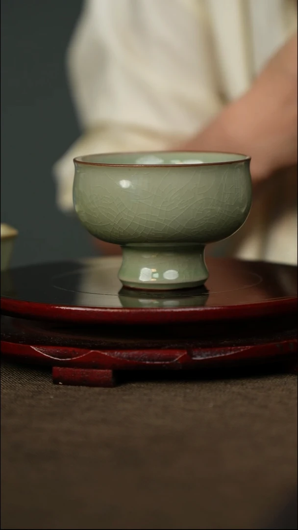 豆绿 高足杯 带底款 樊卫星