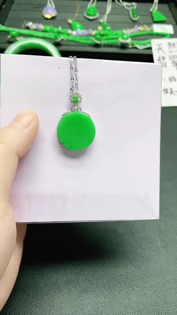 颈饰18K金镶嵌翡翠南***南赠礼盒证书