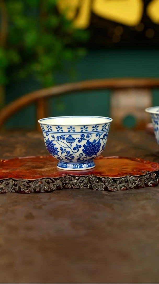 青花手绘缠枝莲主人杯