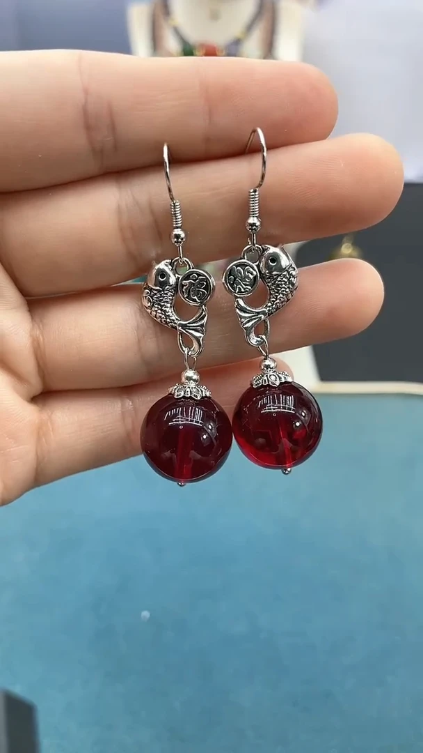 银S925镶嵌血珀耳饰16mm红珠小鱼