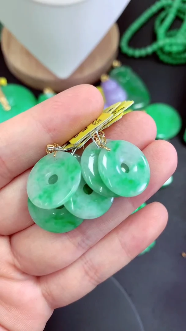 吊坠(不含链)18K金镶嵌翡翠多样性发货其中一件