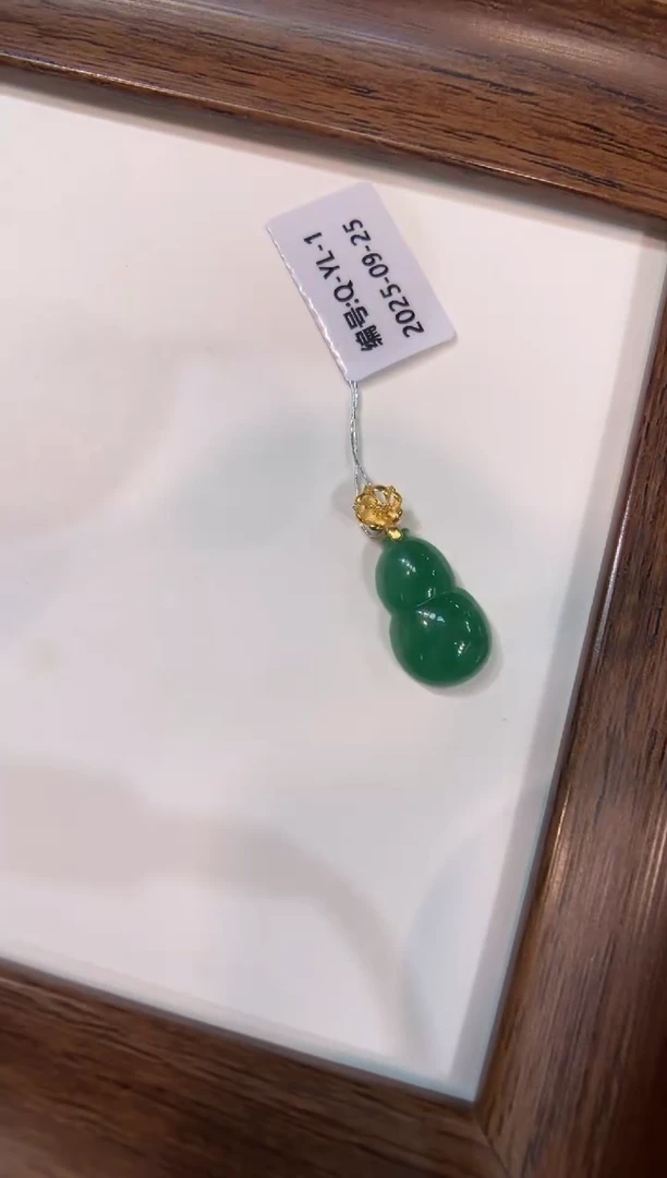 颈饰18K金镶嵌翡翠葫芦