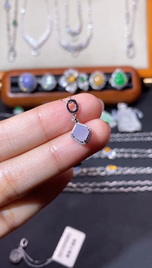 翡翠18K金镶嵌颈饰吊坠