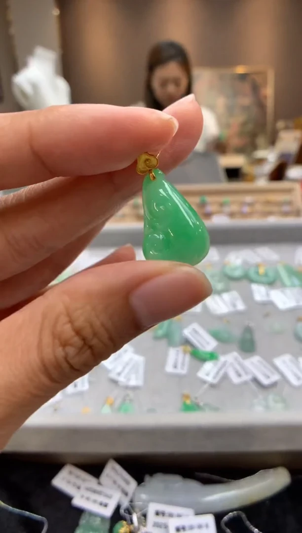 翡翠18K金镶嵌颈饰如意