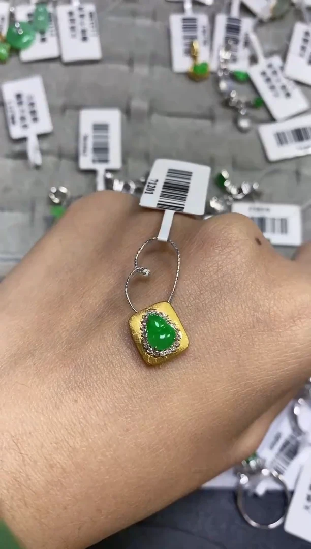 颈饰18K金镶嵌翡翠颈饰 18K金镶嵌 翡翠