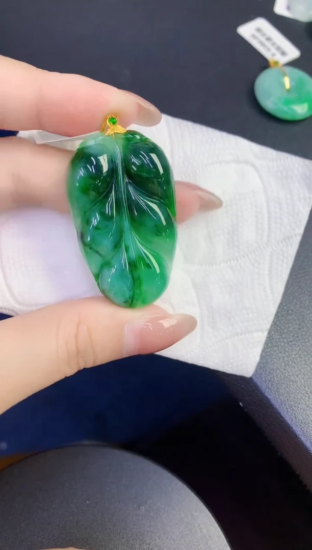 颈饰18K金镶嵌翡翠缅甸天然翡翠A货