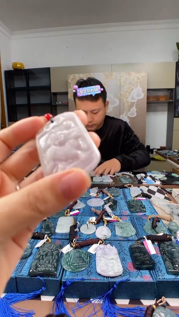 颈饰未镶嵌翡翠  多样性发其一