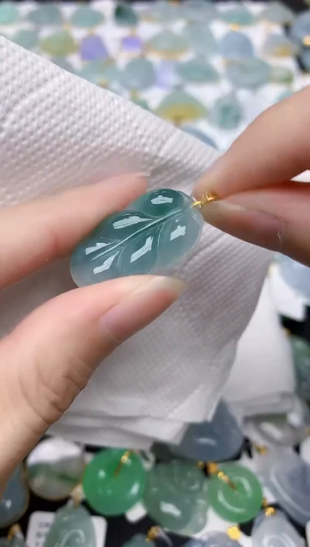 翡翠18K金镶嵌颈饰天然A货翡翠