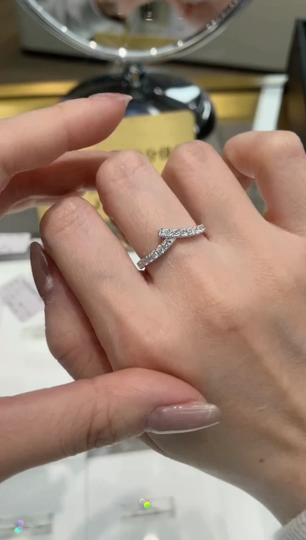 【闪购商品】实验室培育钻石18K金镶嵌人字排戒14圈