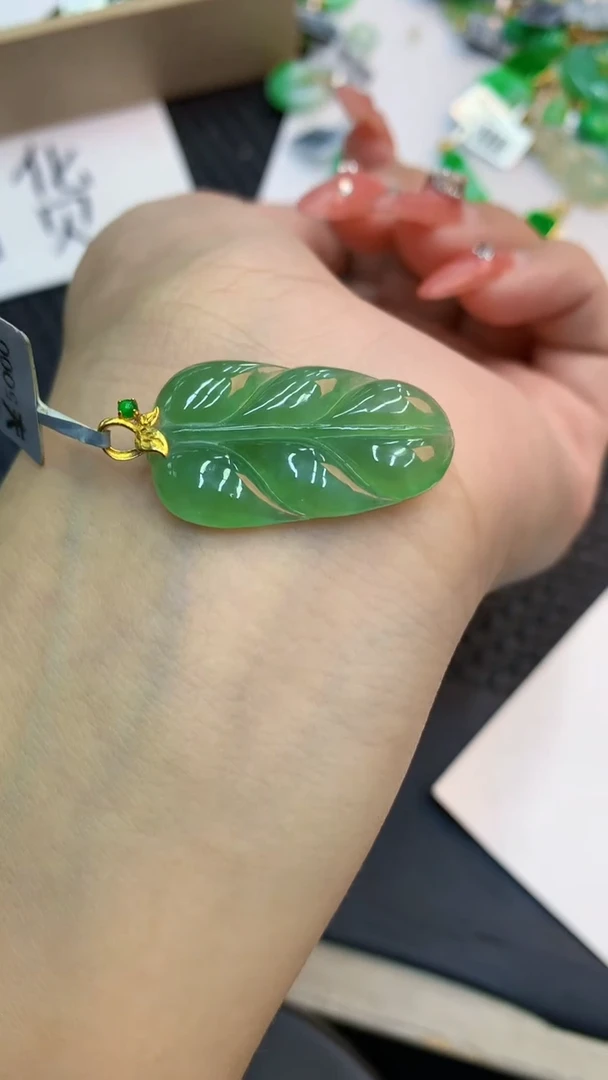 颈饰18K金镶嵌翡翠1