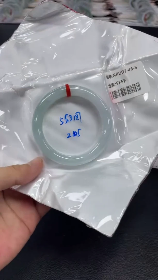 翡翠手镯未镶嵌翡翠手镯