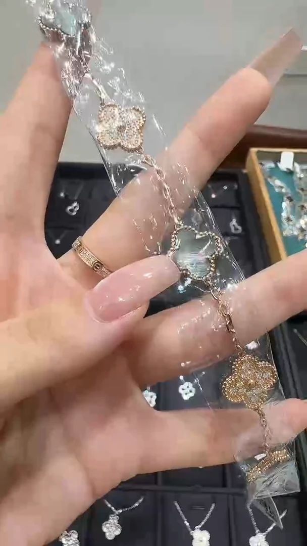 18K金镶嵌手链钻石灰贝隔钻BG