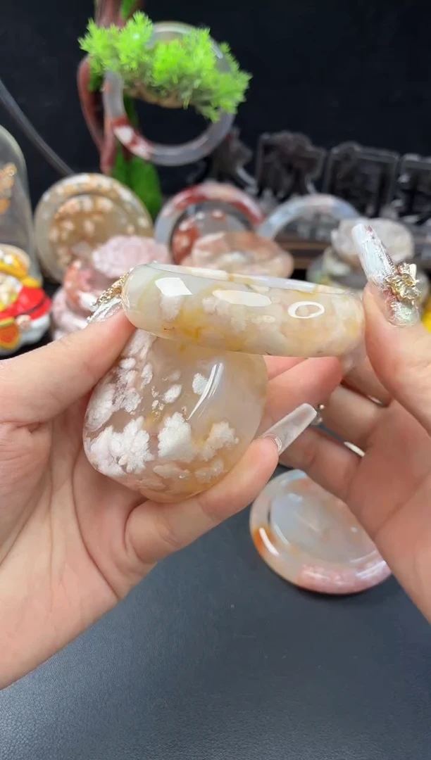 未镶嵌手镯（圆镯）石英质玉54
