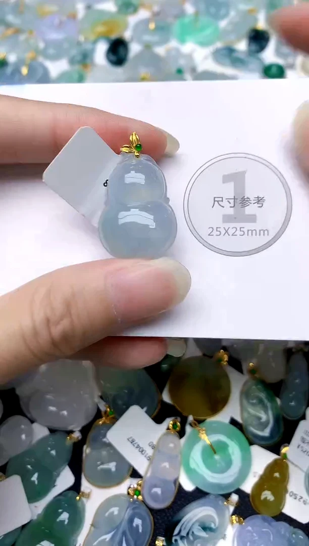 颈饰18K金镶嵌翡翠天然A货翡翠