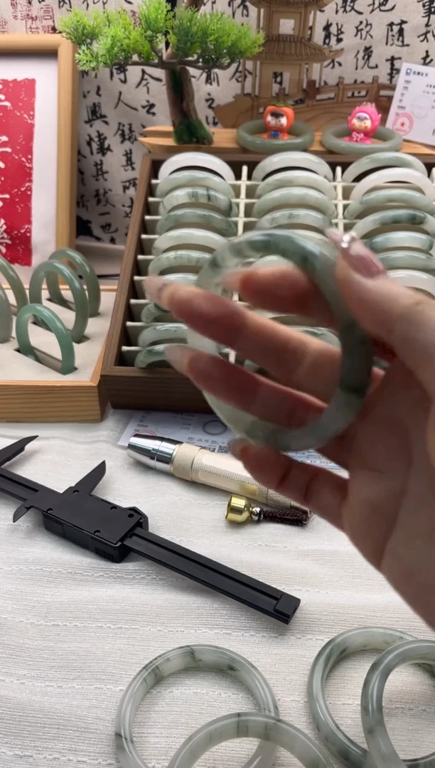 未镶嵌手镯石英质玉微瑕230