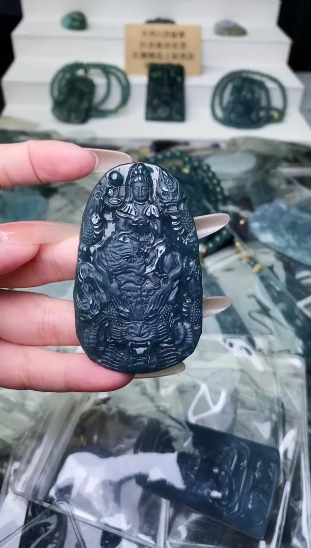 颈饰未镶嵌翡翠