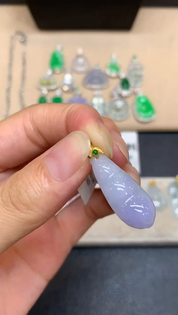 颈饰18K金镶嵌翡翠福豆【无服务费