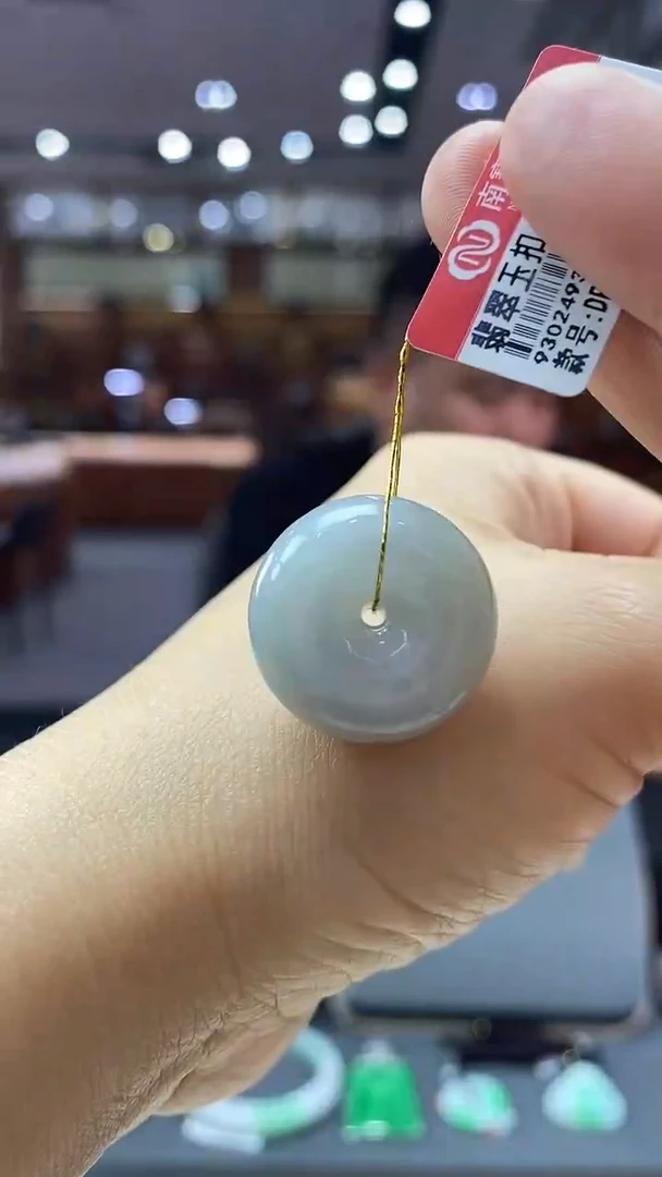 颈饰未镶嵌翡翠平安扣