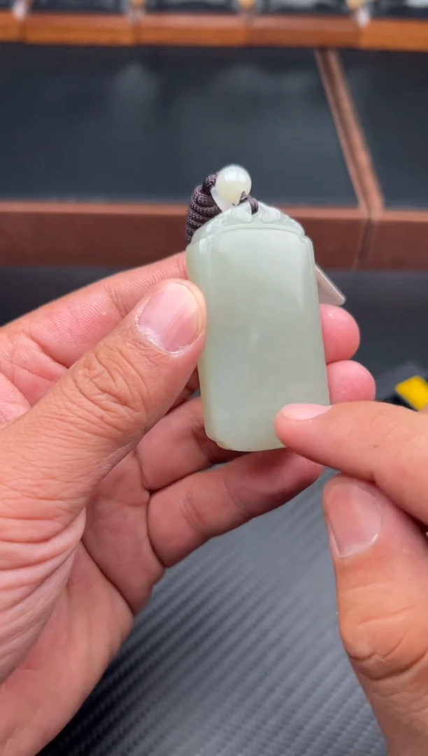 吊坠(赠链)未镶嵌和田玉且末微色差近矿吊坠