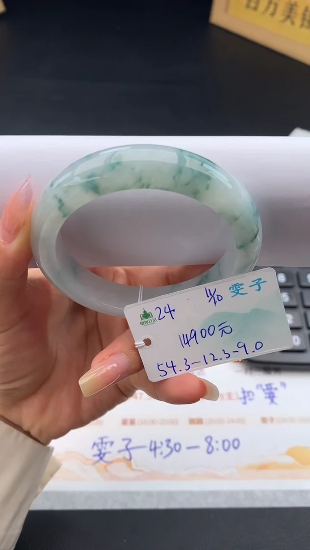 未镶嵌手镯翡翠自带#送人#，联系客服核对地址~