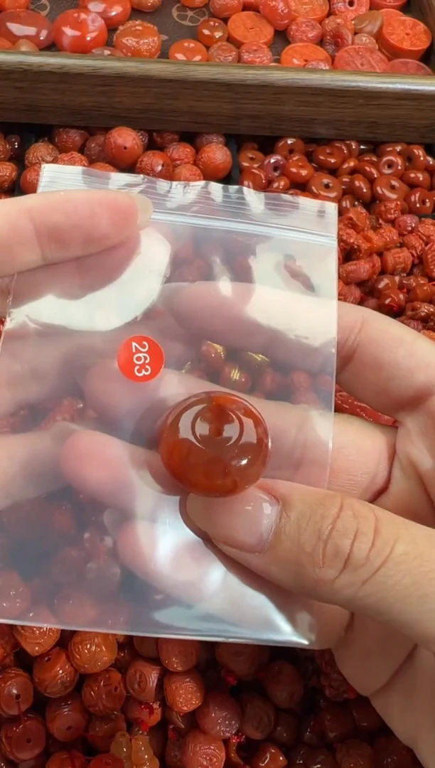 南红玛瑙未镶嵌颈饰1