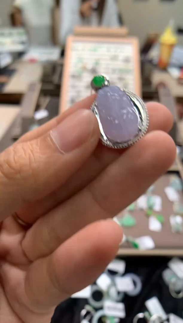 颈饰18K金镶嵌翡翠貔貅