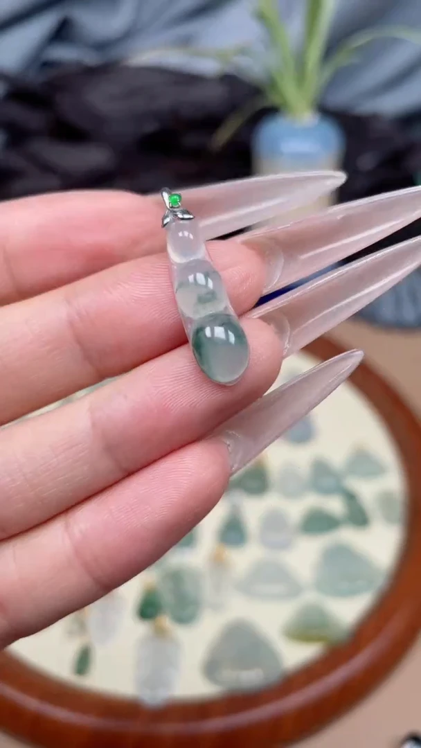翡翠18K金镶嵌颈饰豆子