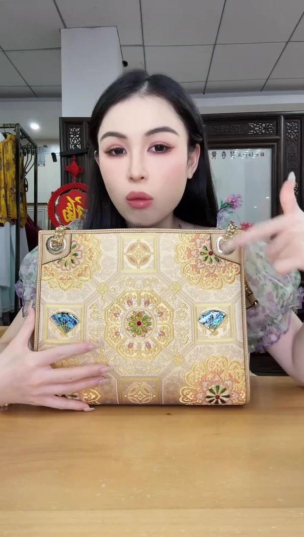 织物瓷**下金色链条托特