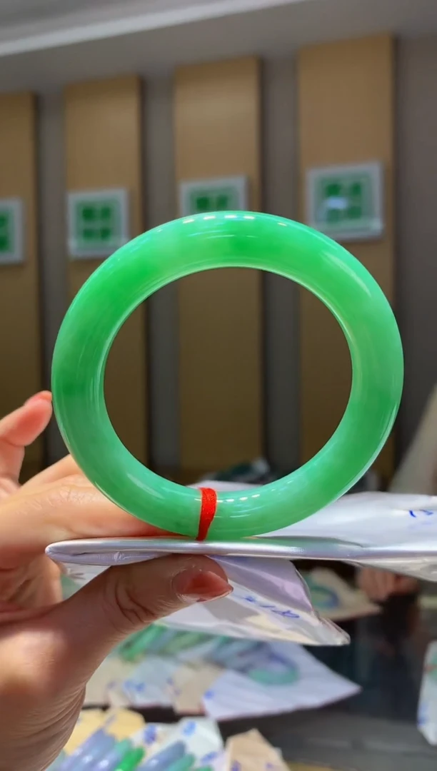 翡翠手镯未镶嵌-Q182圈口57.3 总价15.8万 定金2万